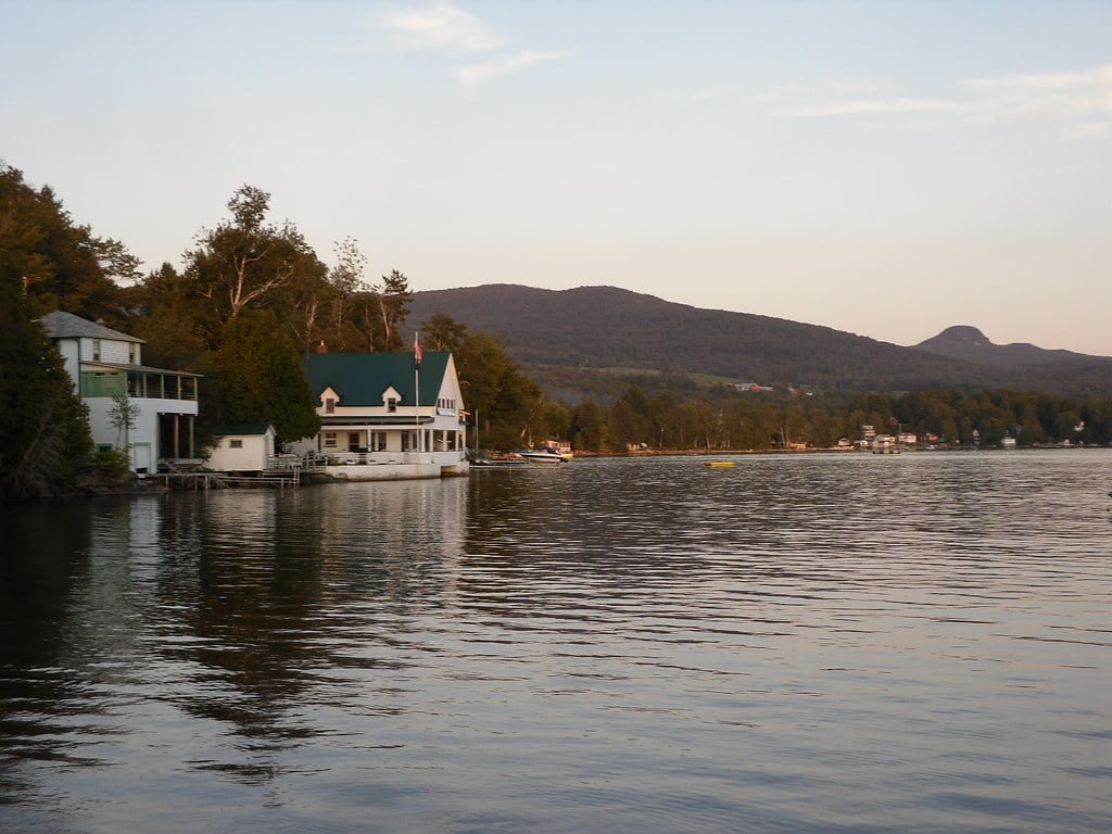 most beautiful lake in us